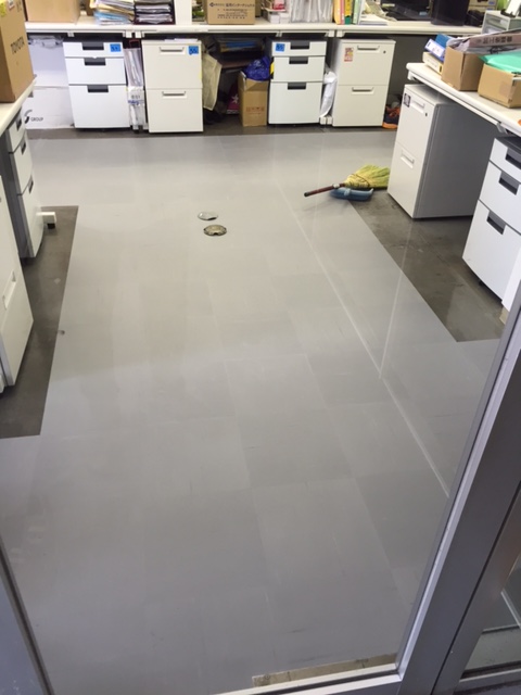 オフィスの床を張り替えてみたら・・・。