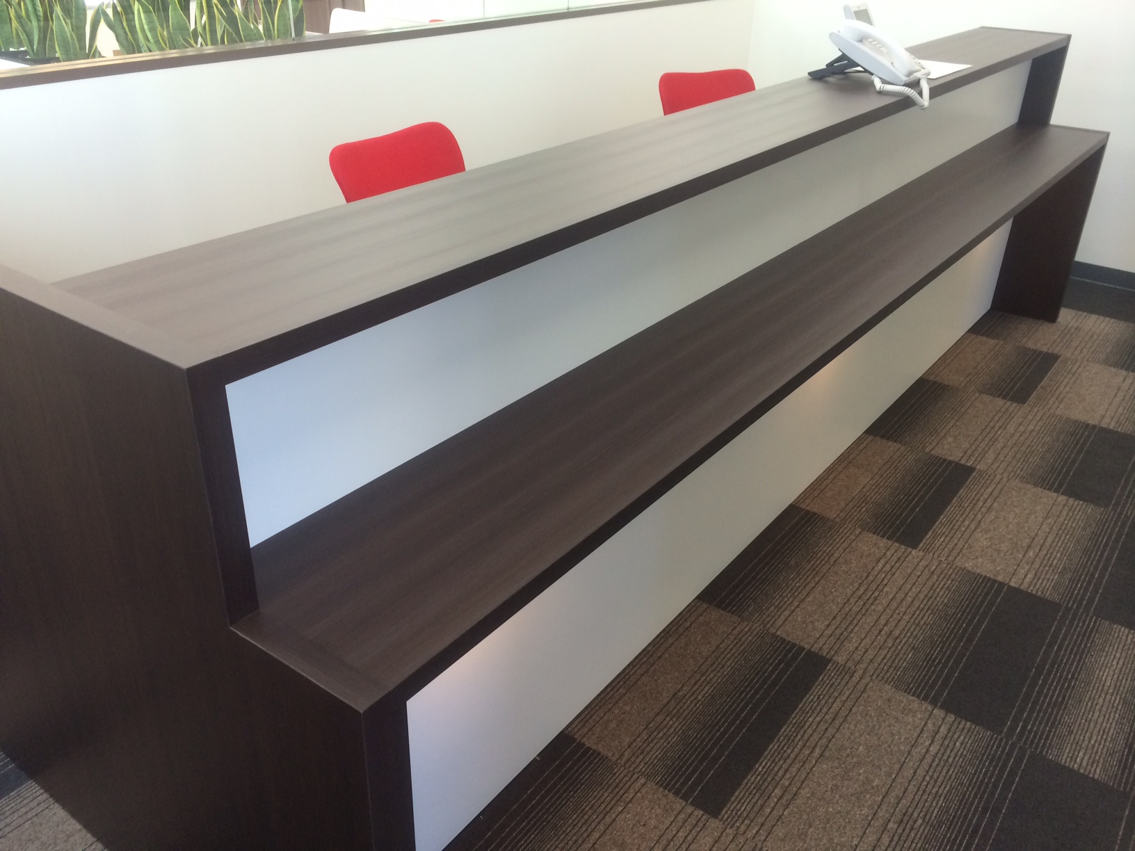 エントランスに内装用化粧シートでオフィスをべっぴんさんに！