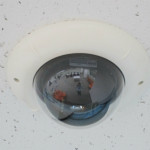 オフィス内にカメラを取り付ける作業を実況中継