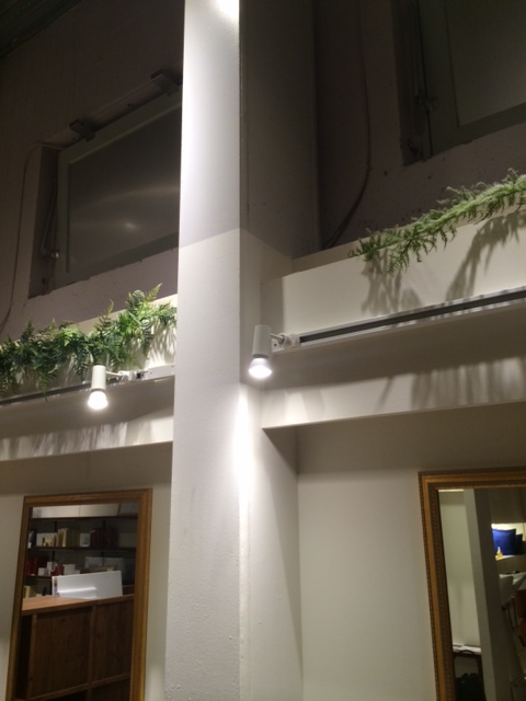 オフィス環境には快適かつ経済的な照明を！