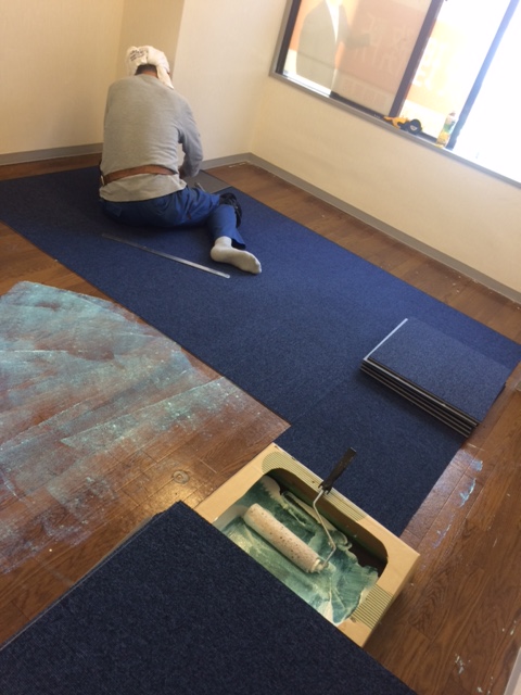 少予算でオフィスの雰囲気を変えるなら、優先すべきは壁と床