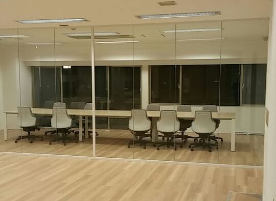 人気上昇中。憧れの天井までのガラスパーティション！