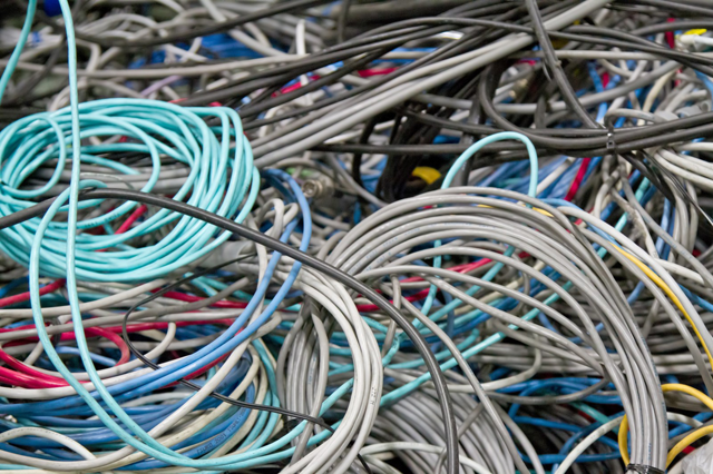 オフィスのごちゃごちゃ配線をスッキリさせる方法