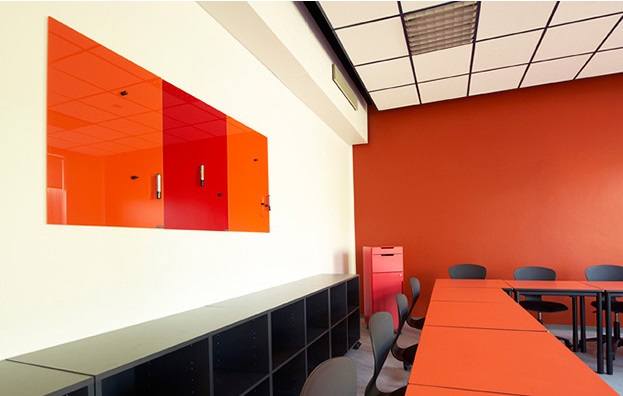 ただのカラーガラスに見えて、実は書ける・消せる・マグネットが付く！海外発【チャットボード】をご紹介