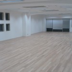 今のオフィスに手軽にフローリングの空間を作れる塩ビタイルとは？