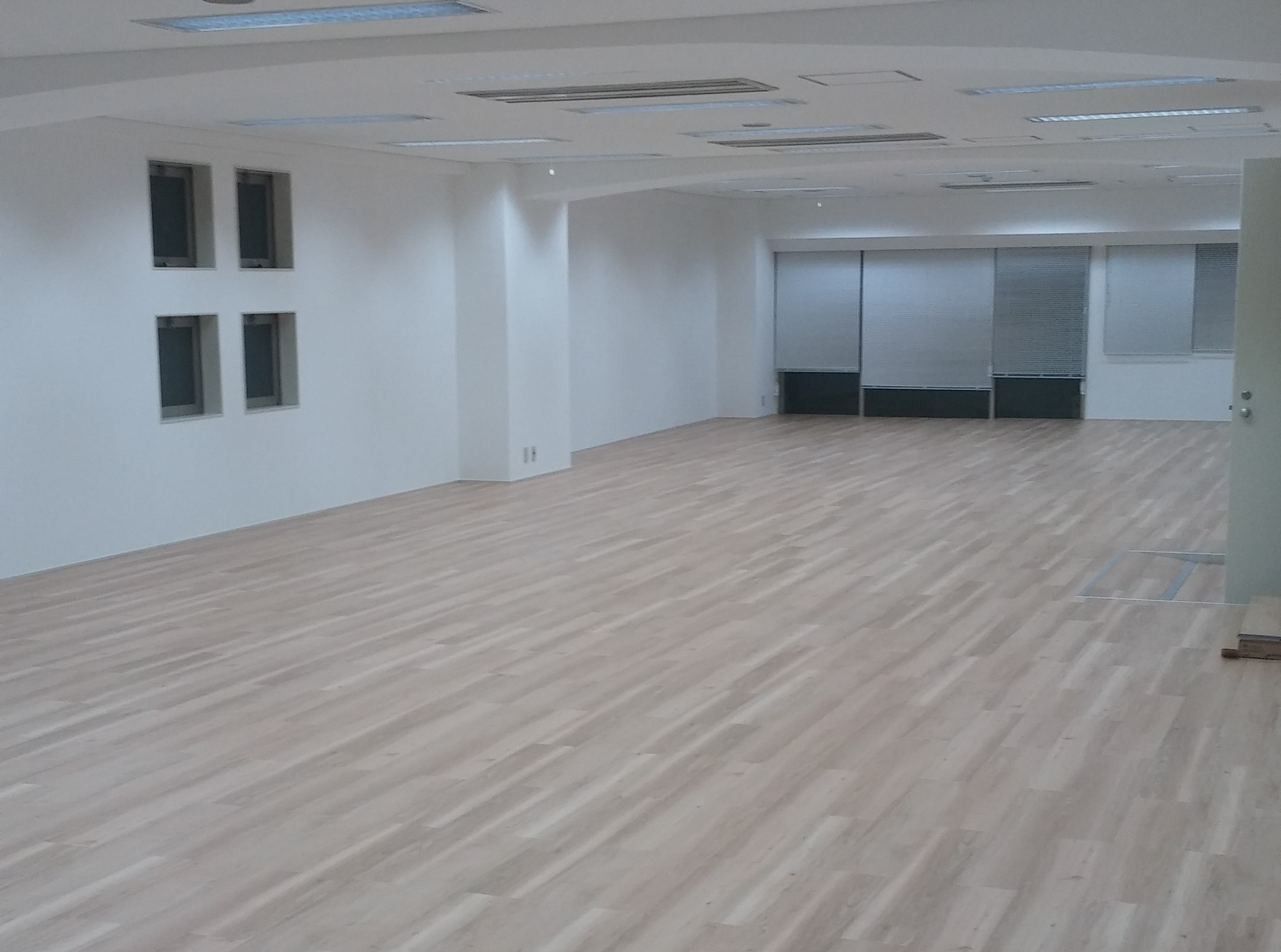 今のオフィスに手軽にフローリングの空間を作れる塩ビタイルとは？