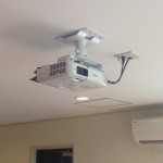 オフィスのプロジェクターは天井に設置する天吊りがおすすめ