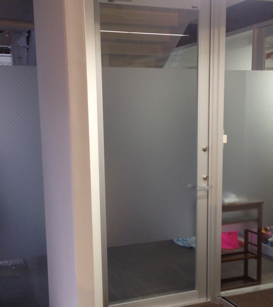 ガラス張りでも会議室のプライバシーは確保できる～フォグラスシートとは？