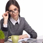 仕事中の目の疲れを何とかしたい！オフィスでおすすめのPCメガネ10選