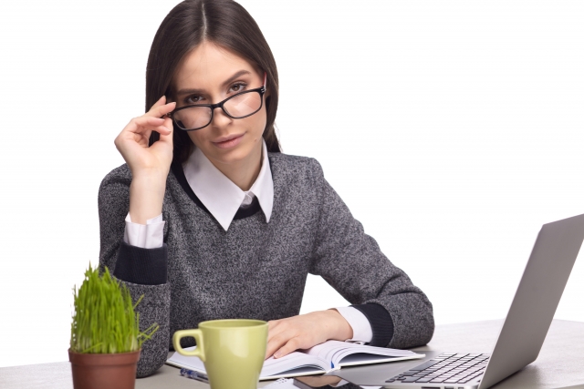 仕事中の目の疲れを何とかしたい！オフィスでおすすめのPCメガネ10選