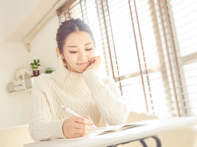 窓際の印象でオフィスが変わる！ブラインドの種類と人気アイテム