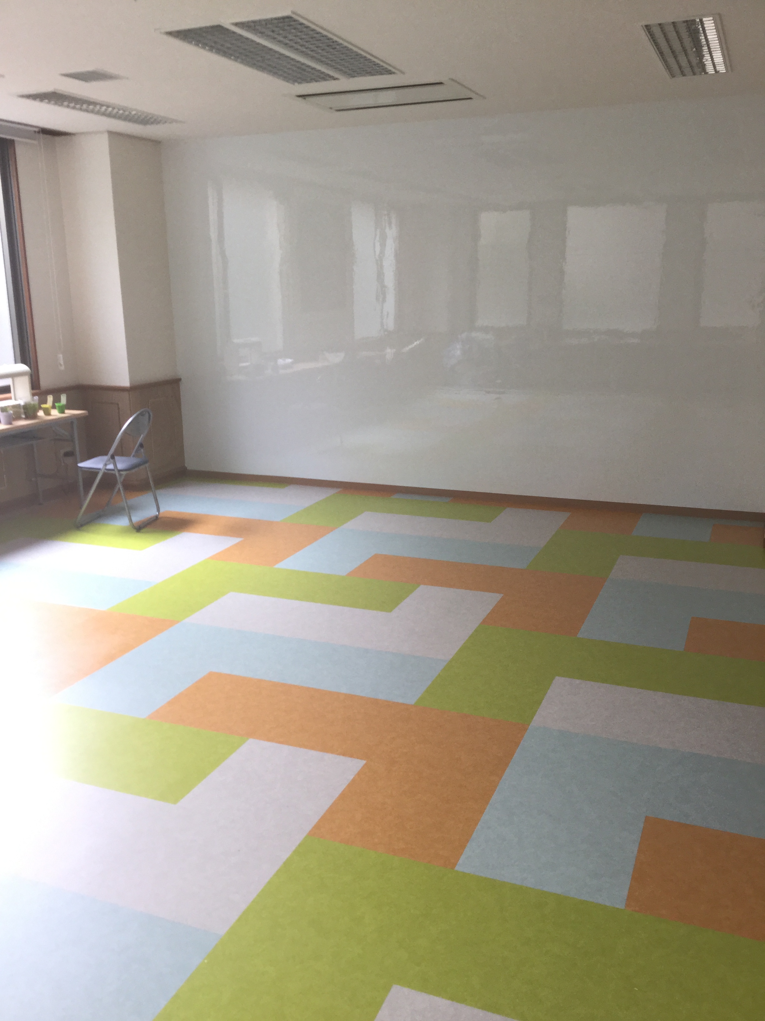 大人気！会議室の壁が一面ホワイトボードになるまで