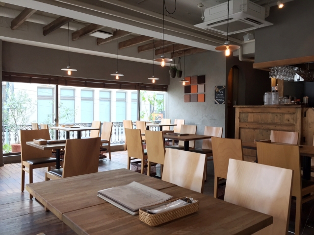 オフィスにカフェスペースを設ける企業が増えている。メリットと導入方法は？