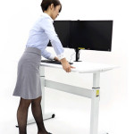 立って仕事するスタイル。スタンディングデスクのメリット・デメリット