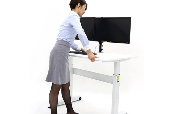 立って仕事するスタイル。スタンディングデスクのメリット・デメリット