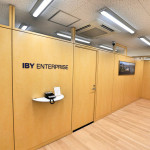 施工事例】パーティションと床を木調にして清潔感のあるオフィスへ