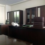 新規で会社を立ち上げた。オフィス家具は買うのとリースするのと、どっちがよいのか？