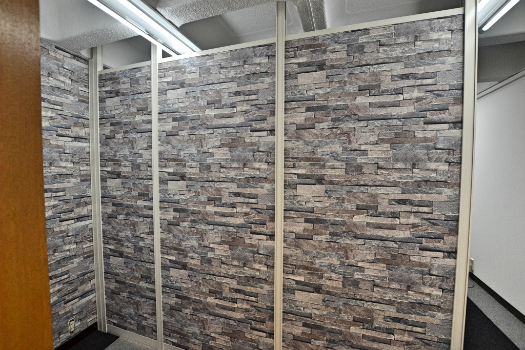 【施工事例】パーティションも下地加工をすれば壁紙が貼れるんです