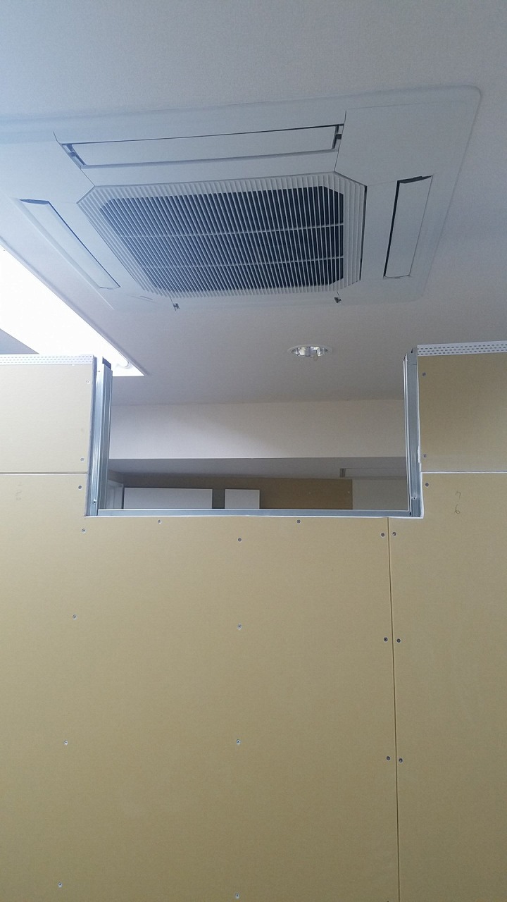 【施工事例】エアコンの真下に壁を立てたい。そんな時の解決策とは？
