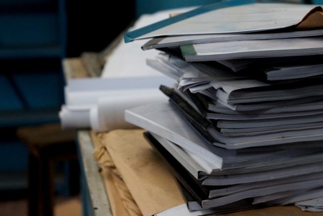 デスクの上の書類とオサラバ。超簡単書類整理術