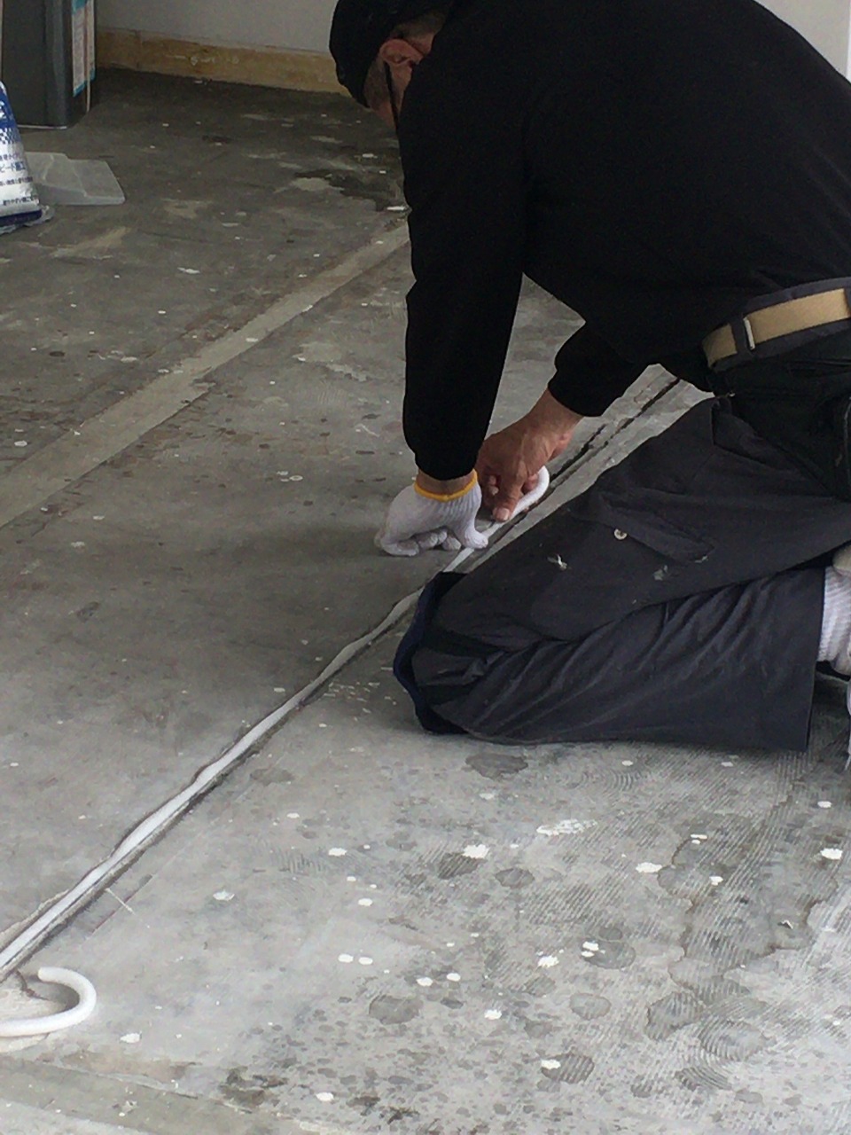 凸凹床でも大丈夫～丁寧な不陸（ふりく）調整で床を真っ平にした弊社施工事例～