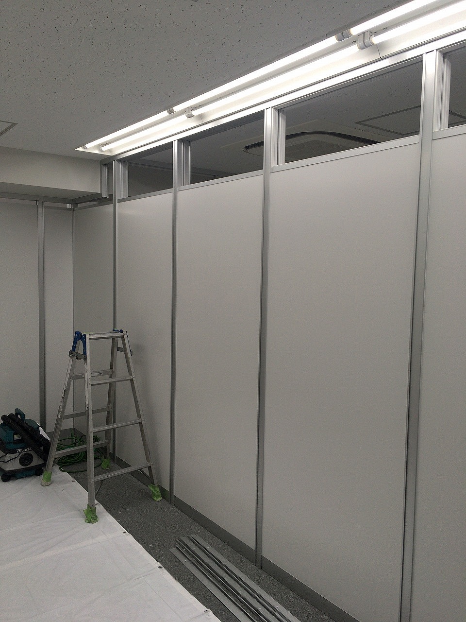 コスパが良いからロングセラー～アルミパーティションの特徴と施工風景～