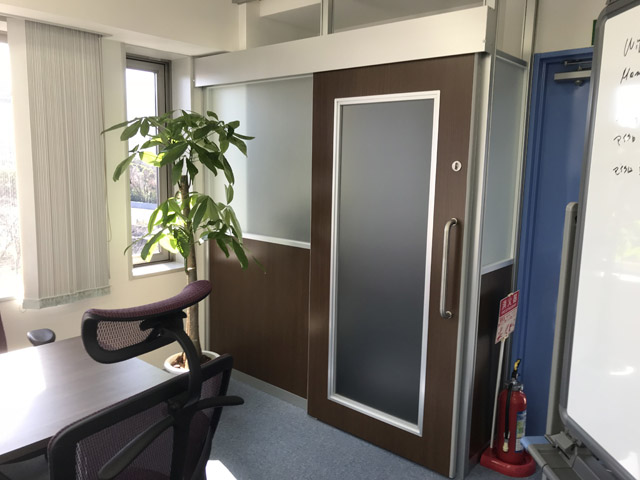 【出入口を引き戸にする】パーティション工事の事例をご紹介①