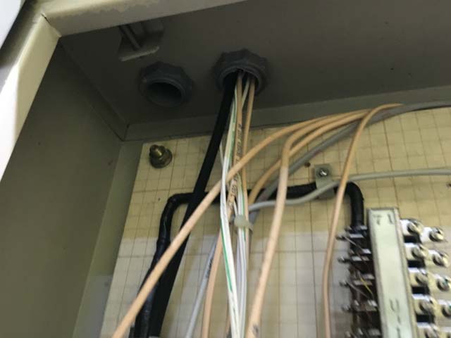 オフィスの通信回線の通り道。屋内配管その①