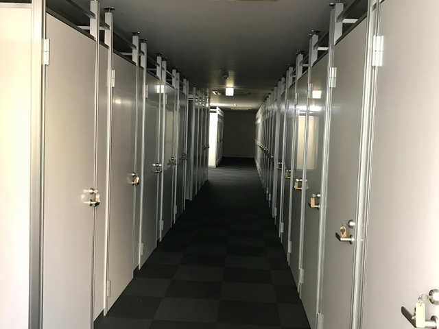 フロアを４２部屋にしたアルミパーティション工事の事例