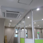 【丸ポールで曲げ角度も自在！アルミパーティションの斜め壁】施工事例