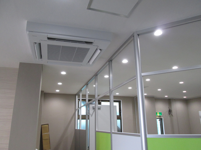 【丸ポールで曲げ角度も自在！アルミパーティションの斜め壁】施工事例