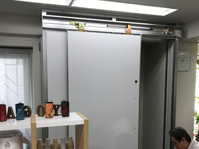 【出入口を引き戸にする】パーティション工事の事例をご紹介②