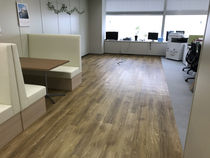 【タイルカーペットから、木目調塩ビタイルへの貼替】施工事例