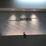 アクリル切り文字ピン差し施工で会社のロゴを美しく