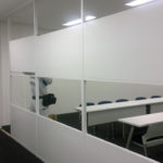 オフィス内装で大人気。アロワーズのアルミパーテーションはなぜ安くて早いのか？
