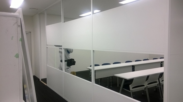 オフィス内装で大人気。アロワーズのアルミパーテーションはなぜ安くて早いのか？