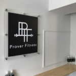 入口のサインはどんなタイプを選んだらいいの？ （パーソナルジム様の施工事例より）