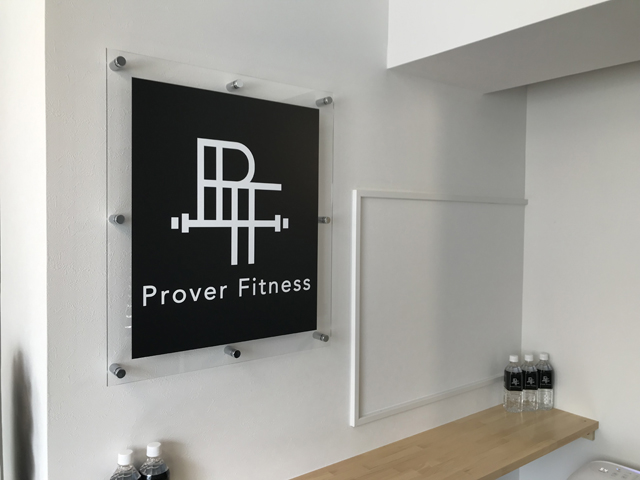 入口のサインはどんなタイプを選んだらいいの？ （パーソナルジム様の施工事例より）