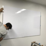 【造作壁へのホワイトボードシート工事】の施工事例