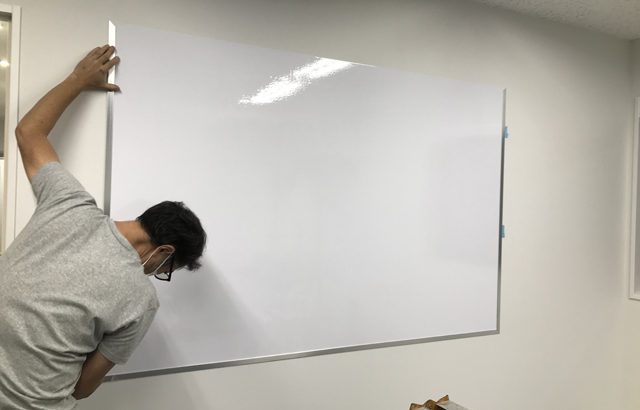 【造作壁へのホワイトボードシート工事】の施工事例