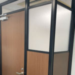 人気のアルミパーティション黒フレームとガラスの組み合わせ①
