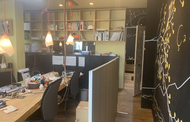 オフィス内装リフォーム事例～シックな黒基調から明るいオフィスへの改装～