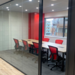 ガラス職人の技で輝く～ガラスパーティションの突き付け（つきつけ）タイプとは？～