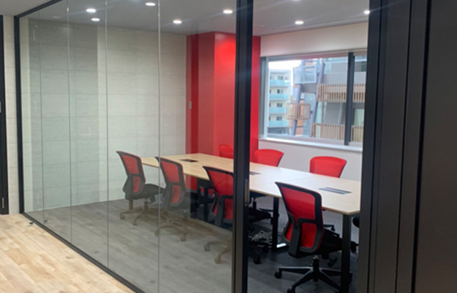 ガラス職人の技で輝く～ガラスパーティションの突き付け（つきつけ）タイプとは？～