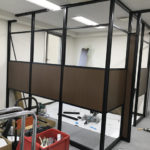 人気のアルミパーティション黒フレームとガラスの組み合わせ②