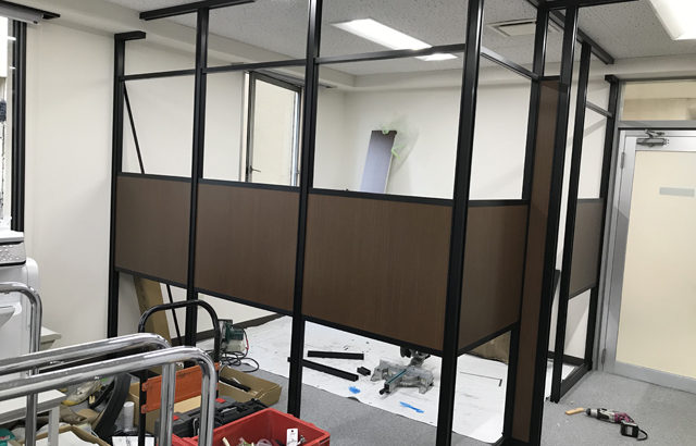 人気のアルミパーティション黒フレームとガラスの組み合わせ②