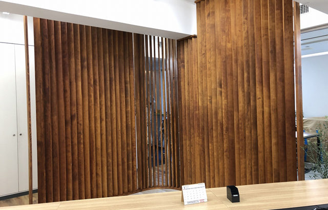 間仕切りたいけど、風通しは良くしたい。そんな時にはルーバーという選択肢を