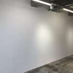 白を白に保つために～白塗装壁の補修工事～