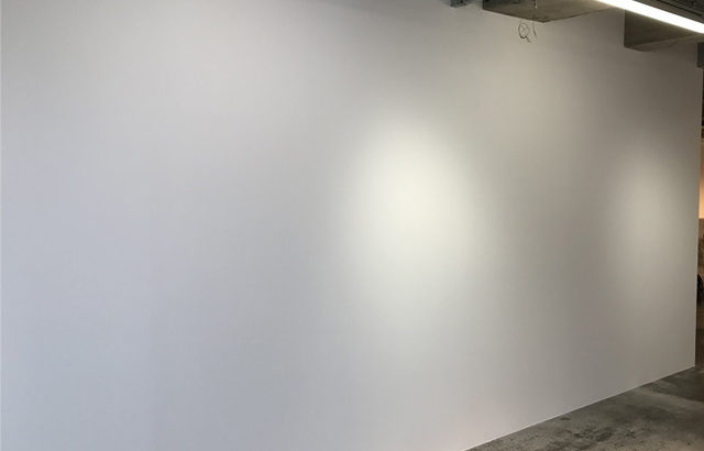 白を白に保つために～白塗装壁の補修工事～