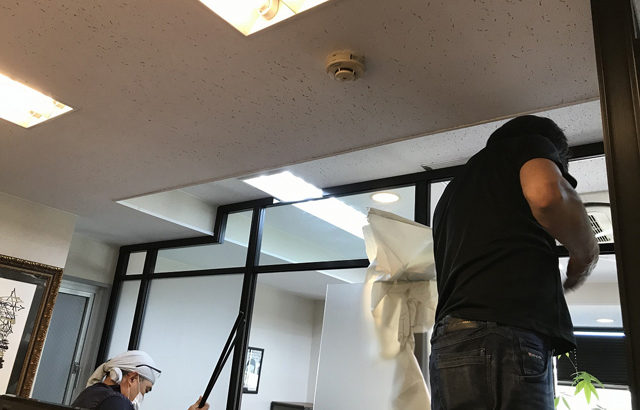 安い・明るい・かっこ良い。3拍子揃った黒アルミ&ガラスパーティション施工事例